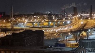 Десятки машин такси скопились на мосту Бетанкура в Петербурге
