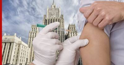 Захарова заявила, что Россия не участвует в политических гонках по вакцинам