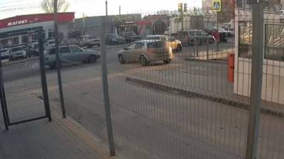 В Воронеже на зебре автомобилист сбил 32-летнюю женщину: появилось видео