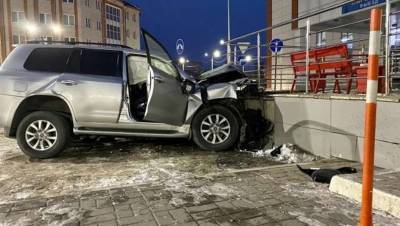 В Великом Новгороде автомобиль врезался в здание, три человека погибли