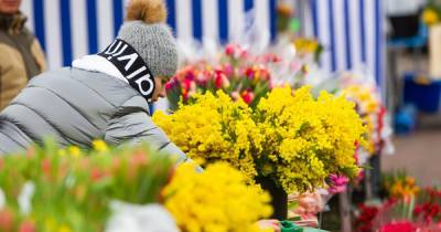 В Калининграде после 8 Марта торговцы выбросили две тонны цветов