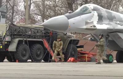 «Вероятно будет списан»: Украинский офицер на автомобиле протаранил истребитель МиГ-29 ВС ВСУ