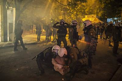 В Греции применили газ и гранаты для разгона протестующих