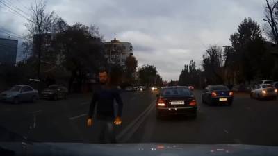 В Киеве водитель с российскими номерами едва не совершил ДТП и еще вышел жаловаться: видео