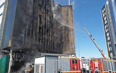 Более 130 огнеборцев ликвидируют пожар в торговом центре в Самаре