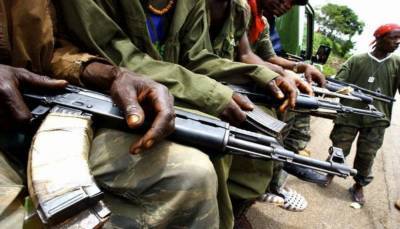 Президент Нигерии приказал стрелять в любого обладателя АК-47