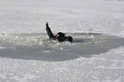 Шесть человек провалились под лед в Тверской области