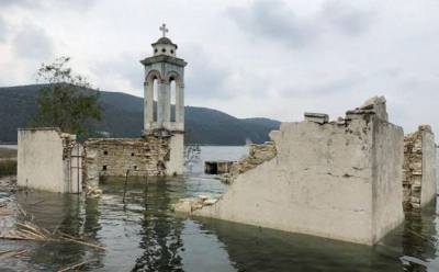 Храм, затопленный в водохранилище Курис