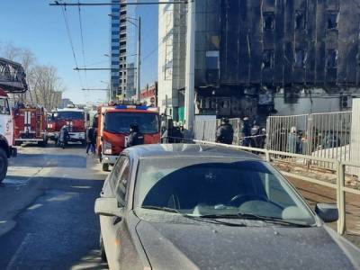 В Самаре сгорел фасад крупного торгово-офисного центра — огонь перекинулся с автомобиля (видео)