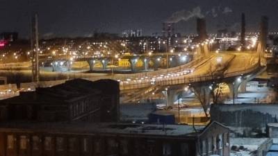 Более 40 машин такси заблокировали движение на мосту Бетанкура в Санкт-Петербурге