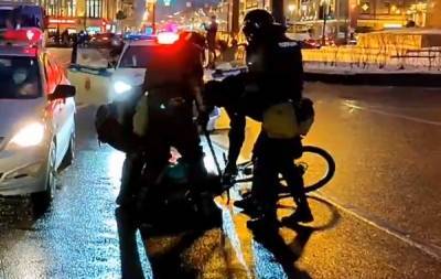 Петербургская полиция сама решит, законно ли ее сотрудники избили велосипедиста на митинге