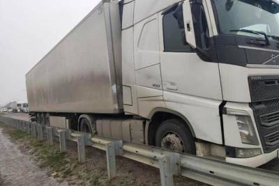 На Ростовском шоссе в Краснодаре мужчина попал под колёса грузовика