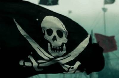 Красный пиратский флаг: почему моряки боялись его больше чёрного