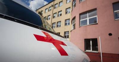 В Калининграде 88-летнюю женщину сбил с ног унесённый ветром торговый шатёр