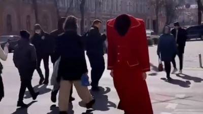 В Киеве по улицам ходил безголовый пешеход в красном пальто: видео