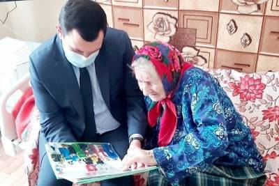 101-летняя жительница Псковской области привилась от COVID-19