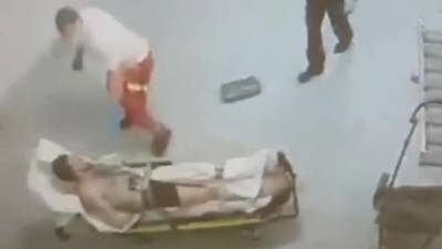 В Гессене парамедик избил сирийца на носилках. Полиция лишь наблюдала за происходящим