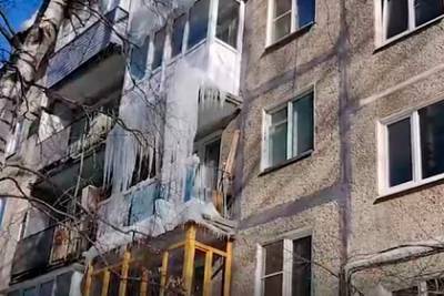 Владельцев балконов в российском городе обязали самостоятельно сбивать сосульки