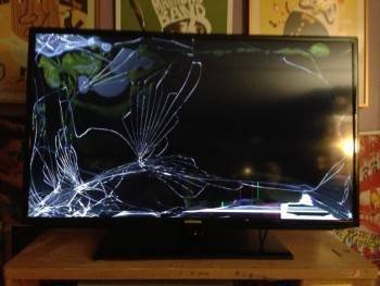 Житель Кич-Городка расстроился из-за девушки и разбил телевизор