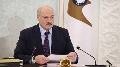 Лукашенко поставит прививку от COVID-19, когда «придет время»