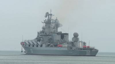 Ракетный крейсер "Москва" отрабатывает ведение боя в Черном море