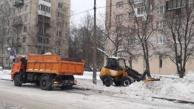 В Петербурге на уборку снега вышли более 800 единиц техники