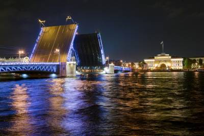 В честь Дня святого Патрика изменит подсветку Дворцовый мост