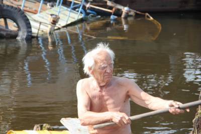 Мужчина, живший на старом корабле в Сортавале, заболел и уехал в Эстонию
