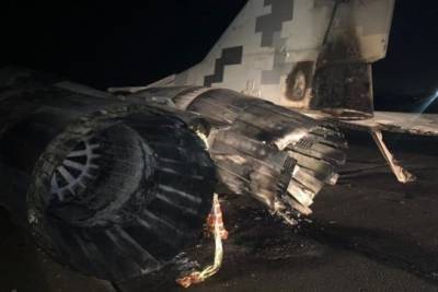 Под Киевом на военном аэродроме автомобиль столкнулся с истребителем