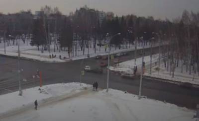 Момент ДТП на пересечении бульвара Строителей и проспекта Химиков в Кемерове попал на видео