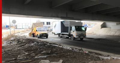 Проезд под сломавшим сотни грузовиков петербургским "мостом глупости" закрывают