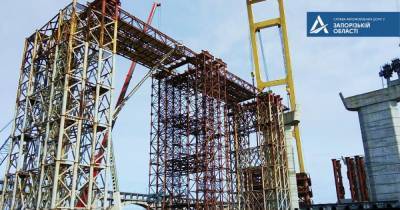 Кран LK-800 перегрузил 1,6 тыс. т металлоконструкций для моста в Запорожье
