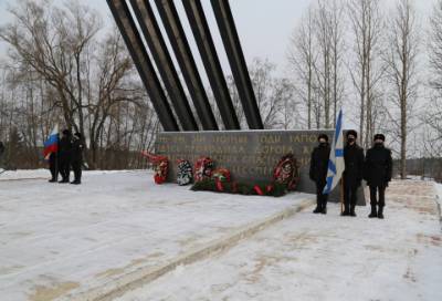Следователи возложили цветы и венки к мемориалу «Катюша» во Всеволожском районе
