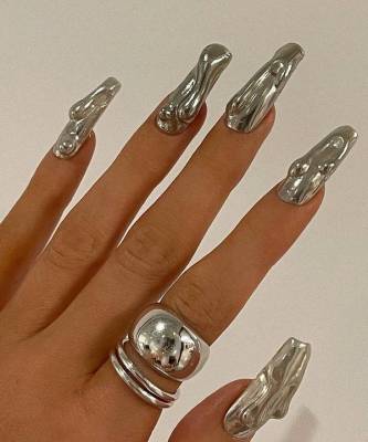 Маникюр с желе VS с расплавленным металлом: поможем Кайли Дженнер определиться с дизайном ногтей