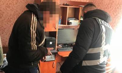 В Запорожской области мужчина выкладывал свои порнофото в интернет: его обыскала полиция