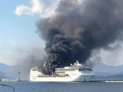 Сильный пожар возник на круизном лайнере в порту греческого Корфу (фото, видео)