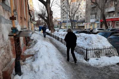 Центр Саратова в Масленицу не убран от снега и наледи
