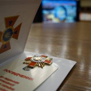 В Запорожье наградили спасателей, которые тушили пожар в инфекционной больнице. Фото