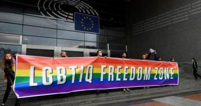 В Польше хотят запретить геям и лесбиянкам усыновлять детей