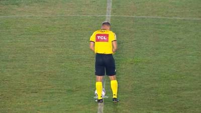 Арбитр помочился прямо на поле перед футбольным матчем в Бразилии: видео