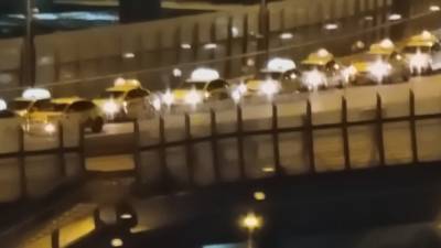 Таксисты перекрыли мост Бетанкура в Петербурге