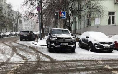 Арахамия припарковался возле Офиса президента на пешеходном переходе, фото
