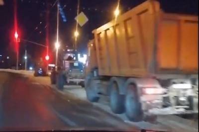 В Ярославле заметили колонну снегоуборочной техники со спящими водителями