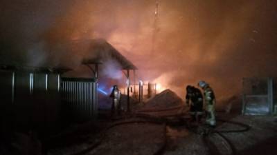 В Златоусте — большой пожар: горят четыре частных дома
