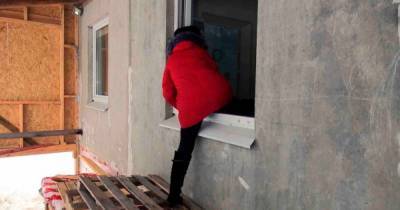 В РФ женщина полгода забирается домой через окно: бывший муж забрал себе все двери