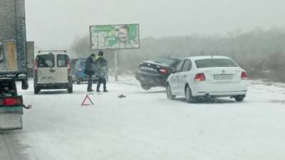 Почти 10 машин: на выезде из Киева на трассе произошла масштабная авария – фото