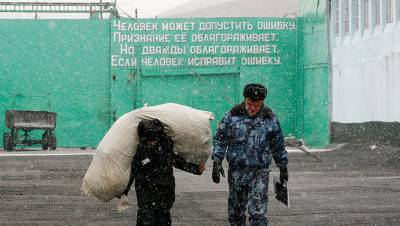 За последний год зарплата заключенных в России поднялась на 11%