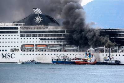 Пожар на круизном лайнере в Греции попал на видео