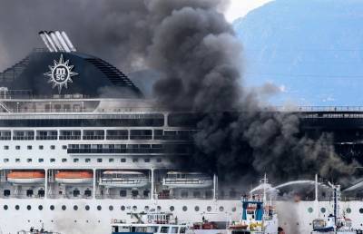 Пожар вспыхнул на круизном лайнере в Греции