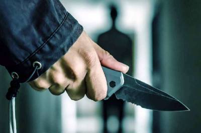 В Смоленске мужчина кинулся с ножом на своего собутыльника